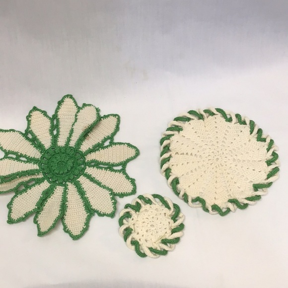 Vintage doilies Green trimmed cream or ecru off white Handmade set crochet - Picture 1 of 7